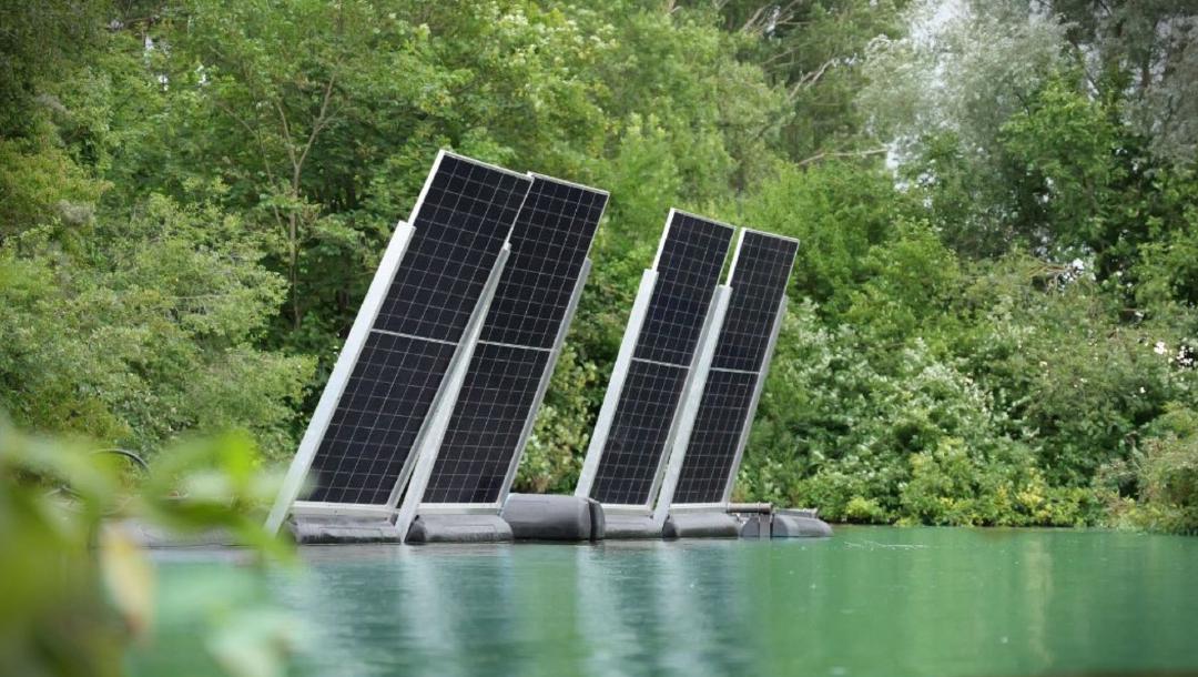 Schwimmend & senkrecht: Diese Solaranlage schwimmt jetzt bei München