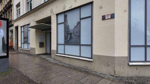 Stadtbild: Im Sächsischen Brutalminimalismus gehaltene Polizeidienststelle